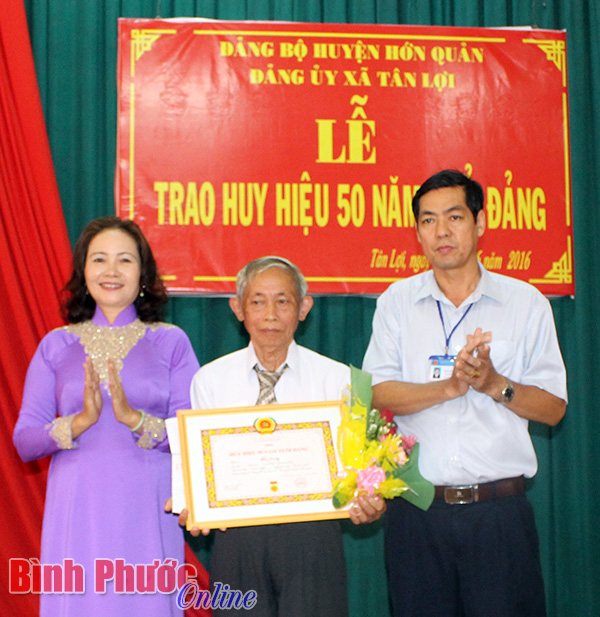 Đảng ủy x&atilde; T&acirc;n Lợi trao Huy hiệu 50 năm tuổi Đảng cho đảng vi&ecirc;n B&ugrave;i Trung