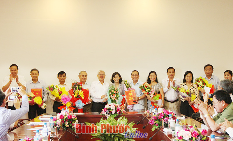 Thường trực Tỉnh ủy trao quyết định nghỉ hưu cho 11 c&aacute;n bộ