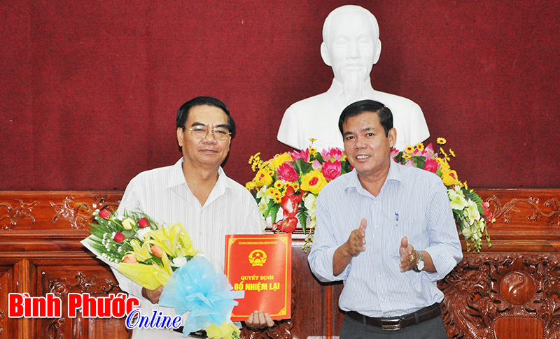 Trao quyết định bổ nhiệm lại 3 c&aacute;n bộ l&atilde;nh đạo sở
