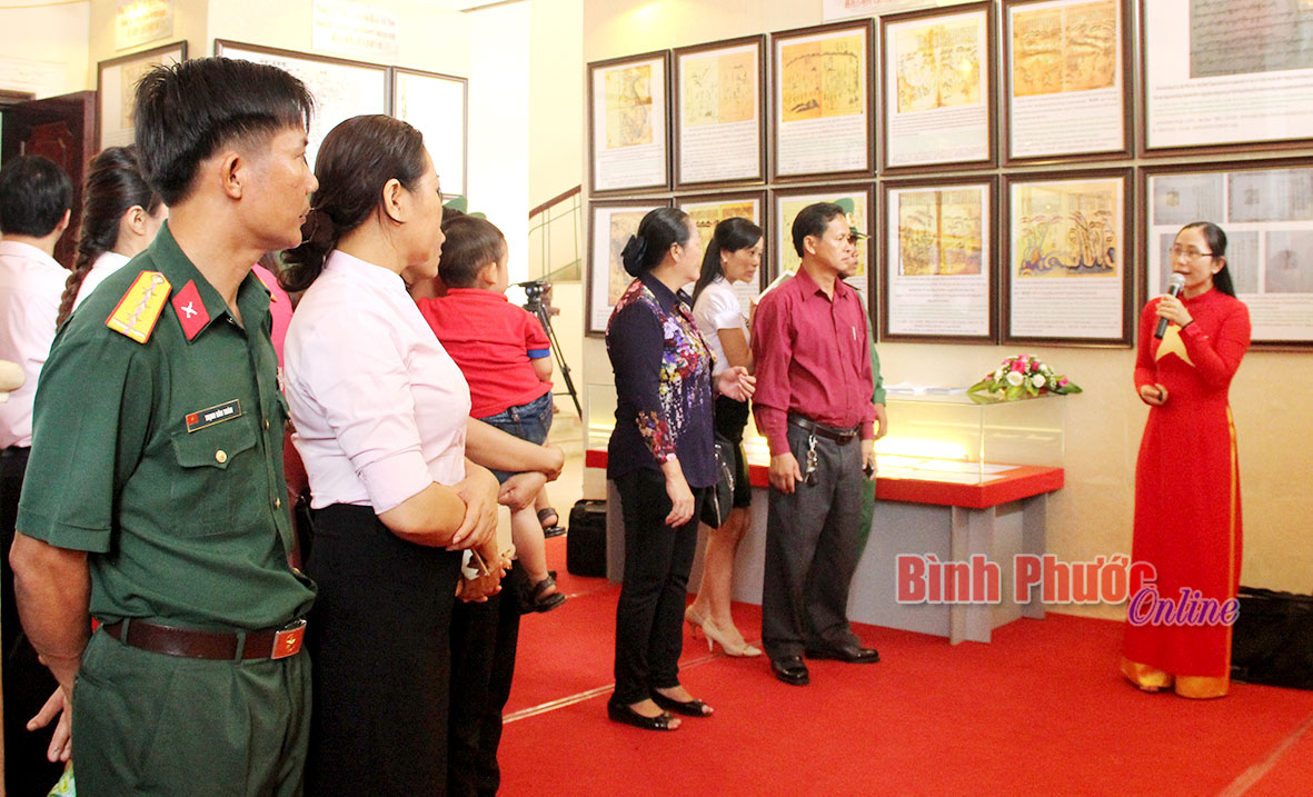 Trưng bày tư liệu “Hoàng Sa, Trường Sa của Việt Nam - Những bằng chứng lịch sử và pháp lý” tại Bình Phước