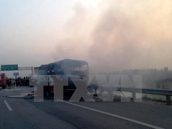 Xe ôtô khách 45 chỗ bốc cháy dữ dội trên Quốc lộ 10