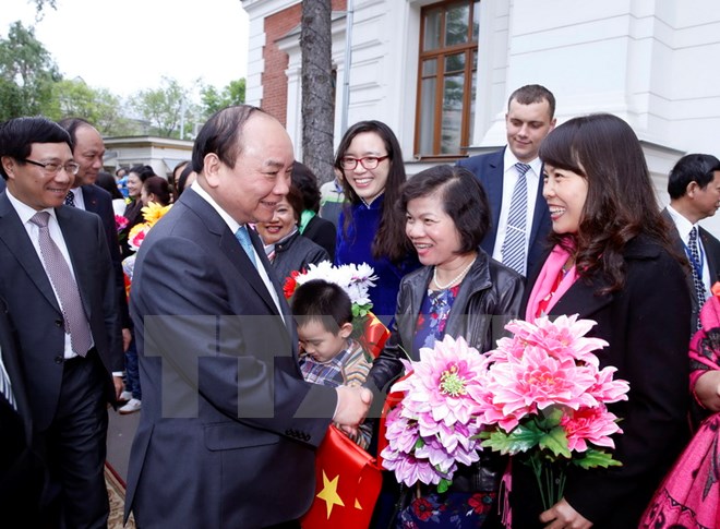 Thủ tướng Nguyễn Xu&acirc;n Ph&uacute;c thăm c&aacute;n bộ ĐSQ Việt Nam tại Nga
