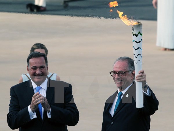 Ngọn đuốc Olympic 2016 đến Brazil, thắp sáng tại Dinh Tổng thống