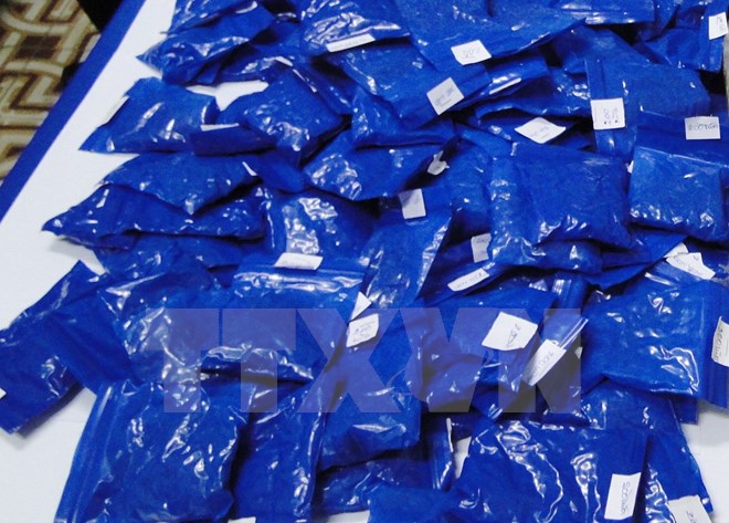 D&ugrave;ng cơ thể con trai 3 tuổi để cất giấu gần 1.000 vi&ecirc;n ma t&uacute;y