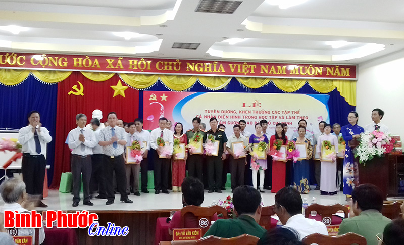 Huyện ủy B&ugrave; Đăng tuy&ecirc;n dương c&aacute;c tập thể, c&aacute; nh&acirc;n điển h&igrave;nh học v&agrave; l&agrave;m theo B&aacute;c