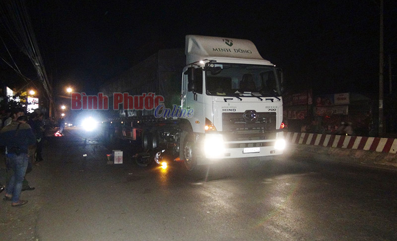 Bị xe đầu k&eacute;o k&eacute;o l&ecirc; hơn 100m, một người tử vong tại chỗ