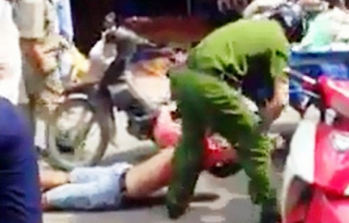 Đề xuất tạm đình chỉ công an vật ngã người bán hàng rong 