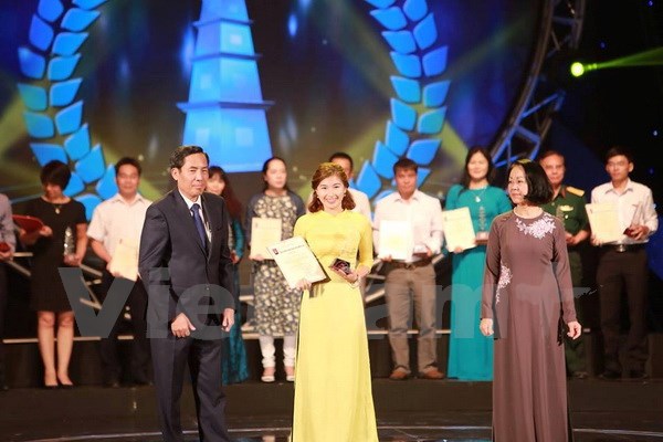 Chủ tịch nước: Nh&agrave; b&aacute;o kh&ocirc;ng được uốn cong ng&ograve;i b&uacute;t trước c&aacute;m dỗ