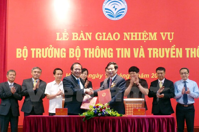 B&agrave;n giao nhiệm vụ cho t&acirc;n Bộ trưởng Trương Minh Tuấn