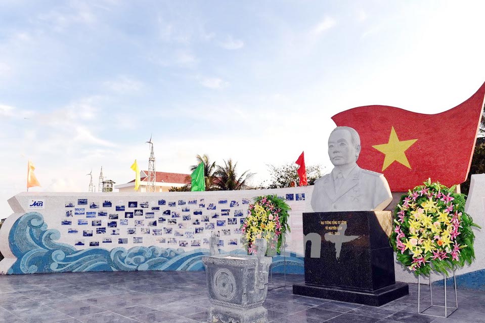 Thăm C&ocirc;ng vi&ecirc;n Đại tướng V&otilde; Nguy&ecirc;n Gi&aacute;p tr&ecirc;n đảo Sơn Ca