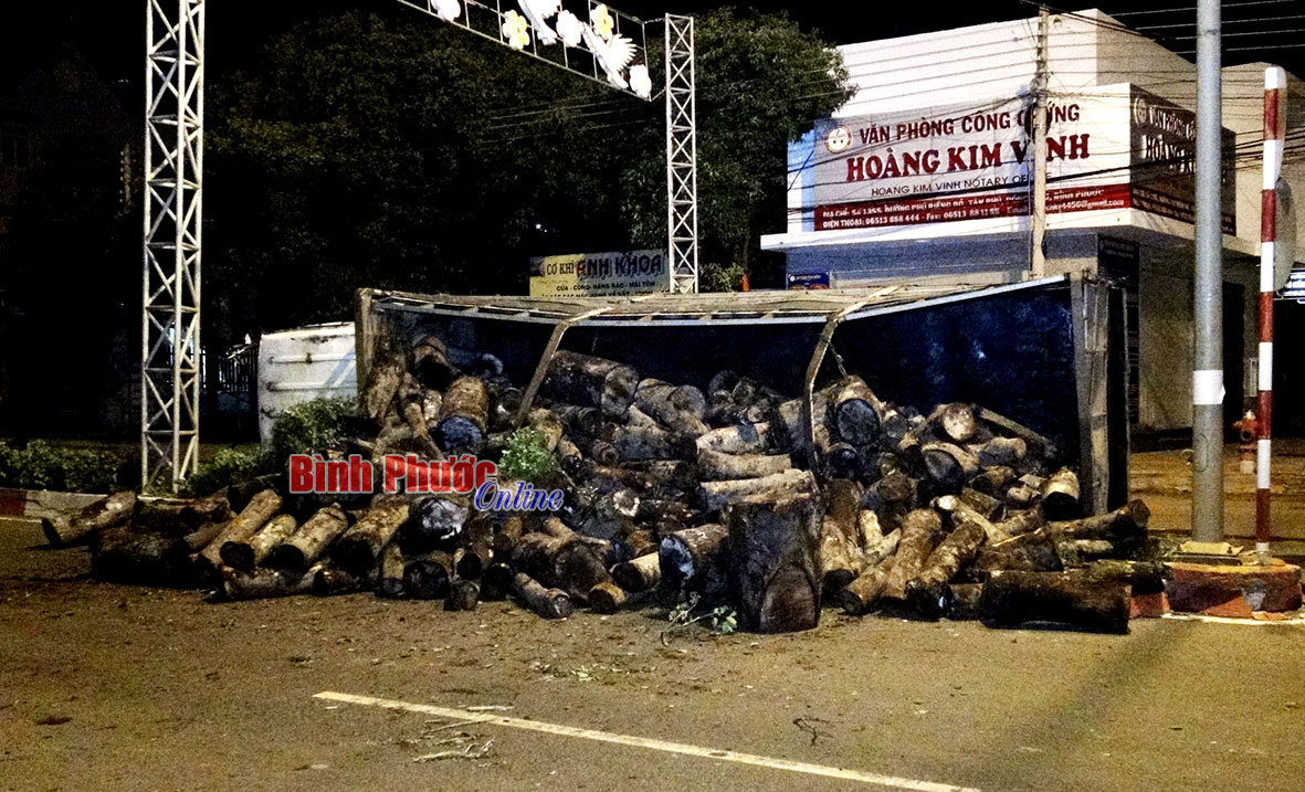 Xe tải mất thắng, lật nhào giữa đường