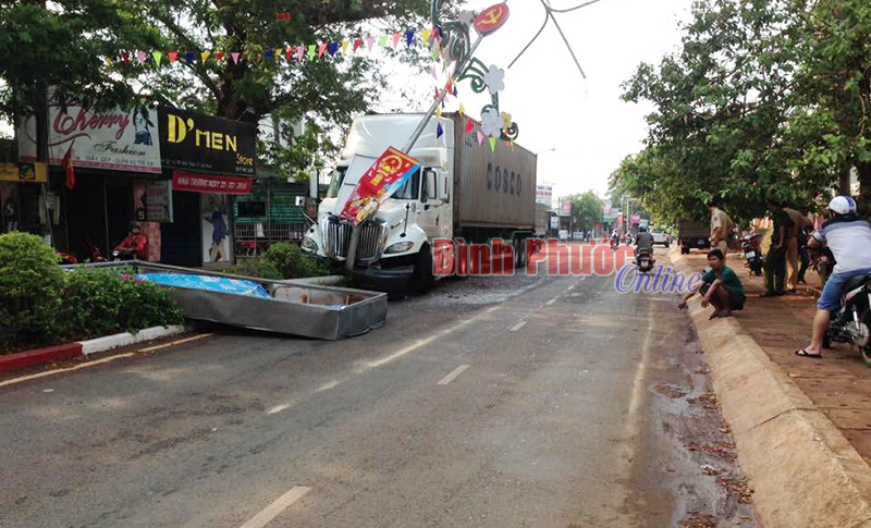 Không làm chủ tốc độ, ô tô đâm vào dải phân cách