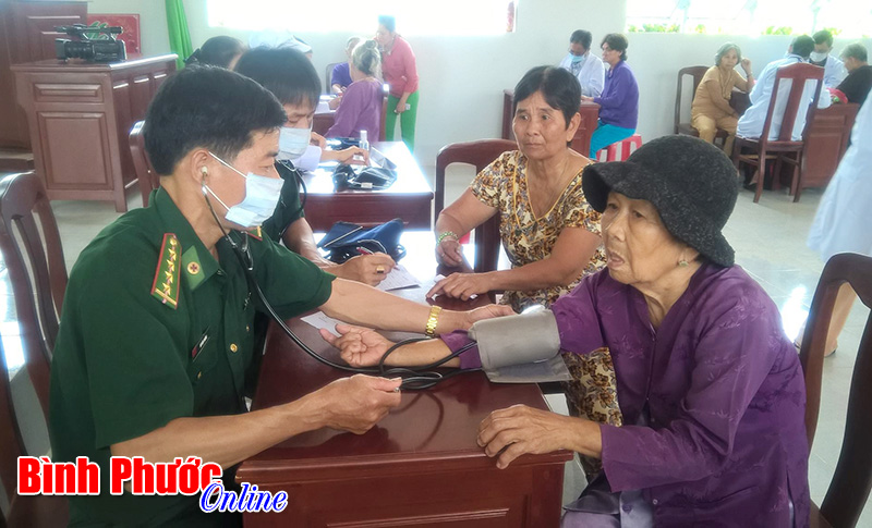 Bộ chỉ huy Bộ đội Biên phòng tỉnh trao tặng 300 phần quà cho người nghèo xã Phước Thiện