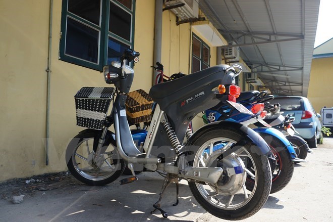 Ít người dân đến trong ngày đầu nộp thuế trước bạ xe máy điện