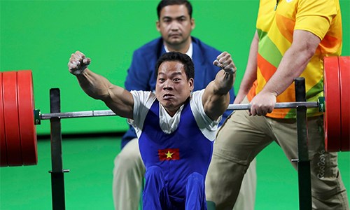 Vận động viên cử tạ Lê Văn Công giành Huy chương vàng, phá kỉ lục thế giới