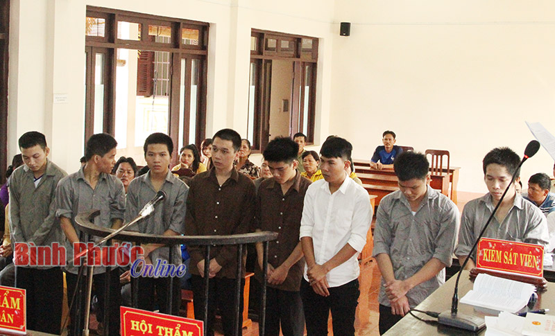 78 năm 4 th&aacute;ng t&ugrave; cho 8 bị c&aacute;o phạm tội giết người