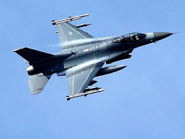 Syria: Liên quân do Mỹ dẫn đầu không kích gần sân bay Deir al-Zor