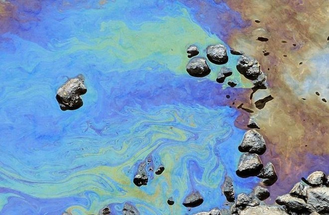 Cháy tàu chở dầu và tràn dầu nghiêm trọng tại Mexico và Peru