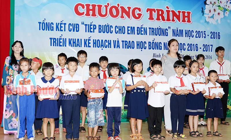 305 triệu đồng giúp học sinh tiếp tục đến trường