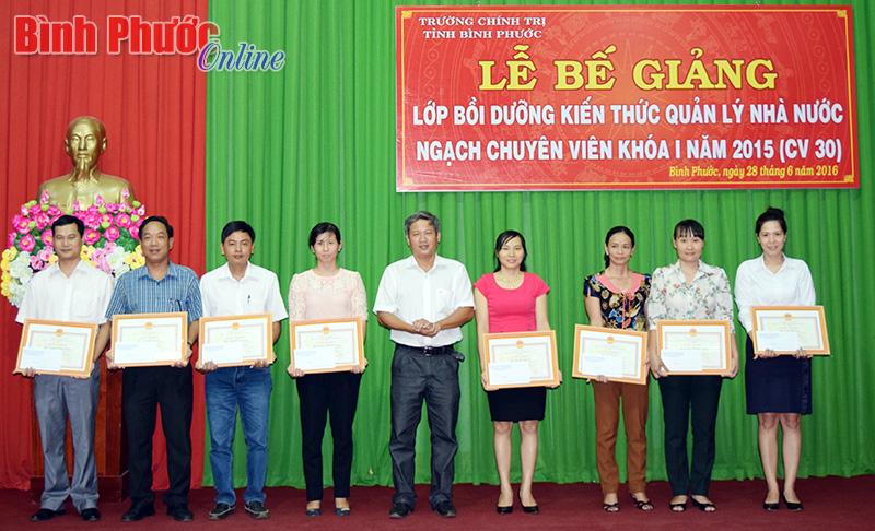 76 học vi&ecirc;n ho&agrave;n th&agrave;nh kh&oacute;a bồi dưỡng kiến thức quản l&yacute; nh&agrave; nước ngạch chuy&ecirc;n vi&ecirc;n