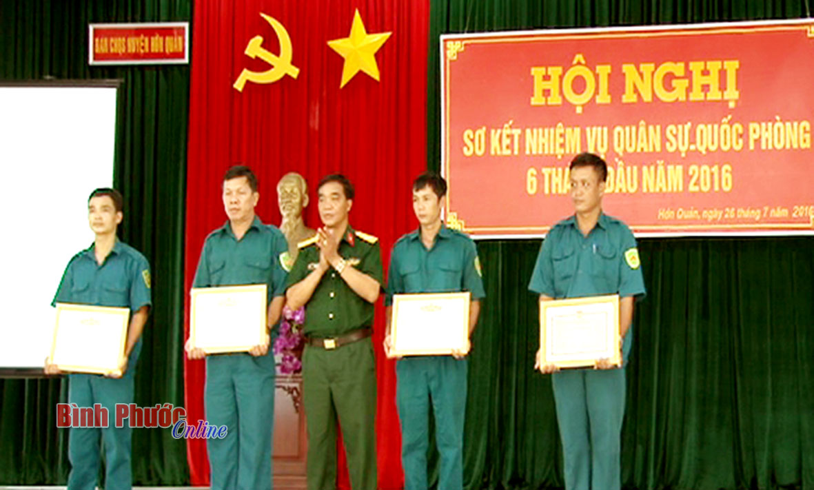 Hớn Quản và Lộc Ninh sơ kết nhiệm vụ quân sự - quốc phòng 6 tháng đầu năm