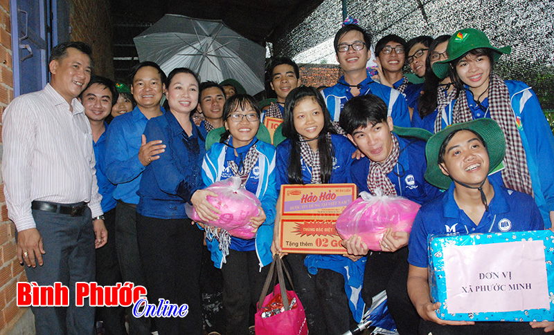 Lãnh đạo tỉnh thăm, động viên sinh viên tình nguyện mùa hè xanh năm 2016