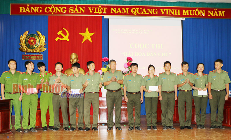 Tuổi trẻ C&ocirc;ng an tỉnh sinh hoạt ch&iacute;nh trị