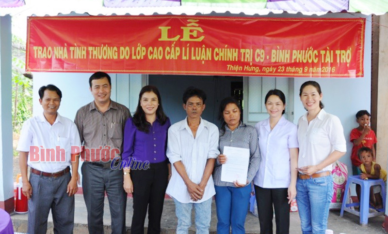 Lớp Cao cấp Lý luận chính trị - hành chính C9 tỉnh Bình Phước tặng nhà  tình thương