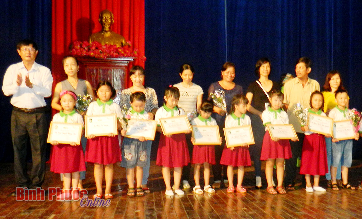 Trung tâm Ngoại ngữ Green Light trao chứng nhận cuộc thi Pre - Primary English
