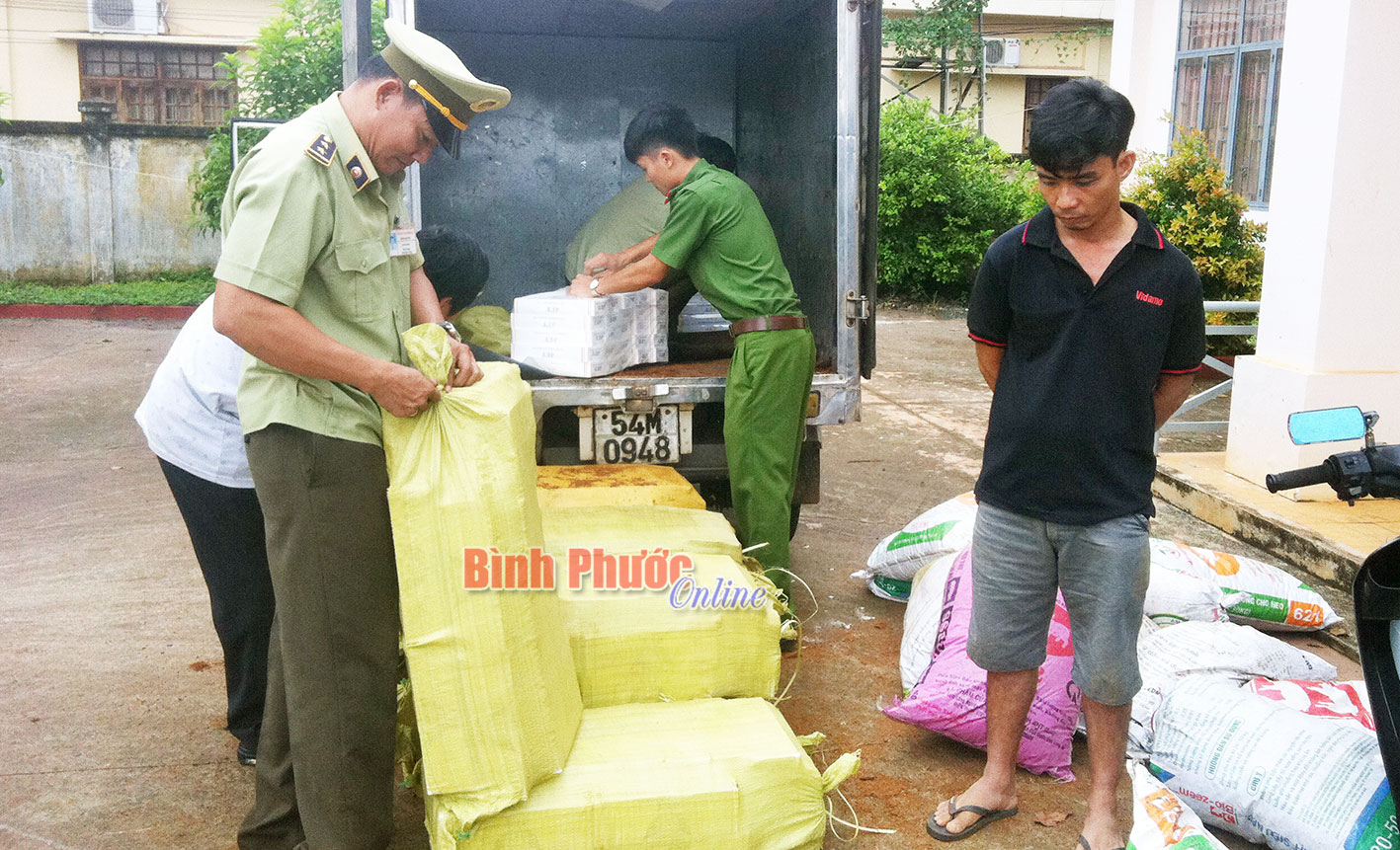 Bắt quả tang vận chuyển bằng ôtô 5.000 gói thuốc lá lậu