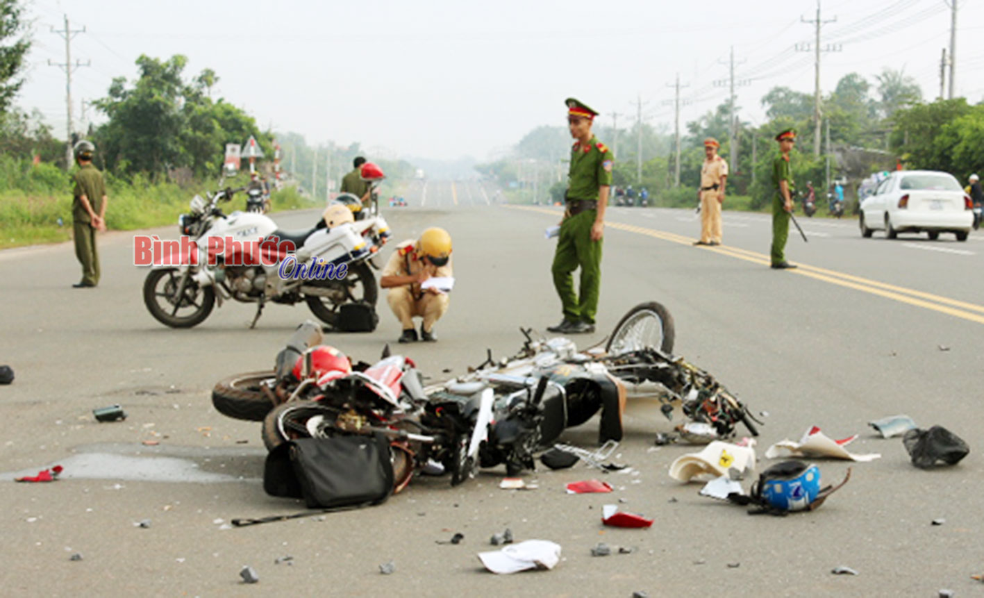Xe máy tông nhau: 1 người chết, 2 người bị thương