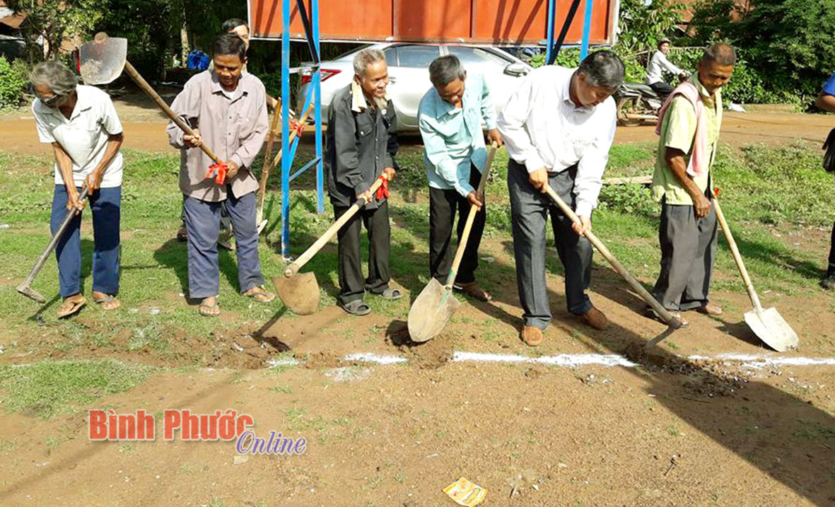 Sinh viên tình nguyện hỗ trợ xây dựng công trình nước sạch tại ấp Ba Ven