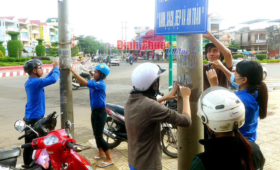 Thị đoàn Đồng Xoài ra quân bóc xóa quảng cáo, rao vặt trái phép