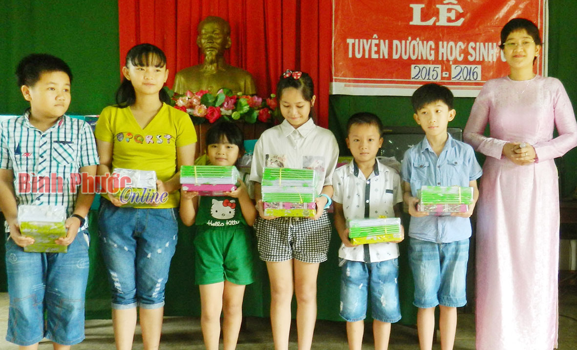 Trung tâm ngoại ngữ Green Light trao 17 suất học bổng