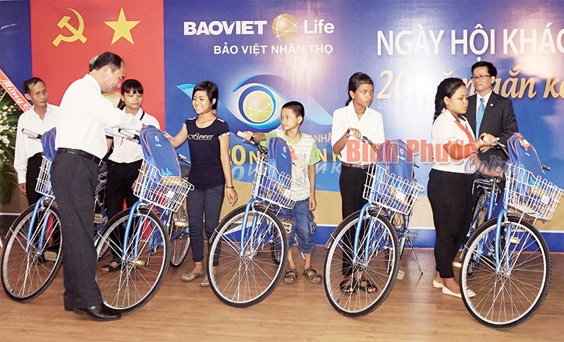 Bảo Việt nhân thọ Bình Phước tặng học bổng an sinh giáo dục và xe đạp cho 15 học sinh DTTS