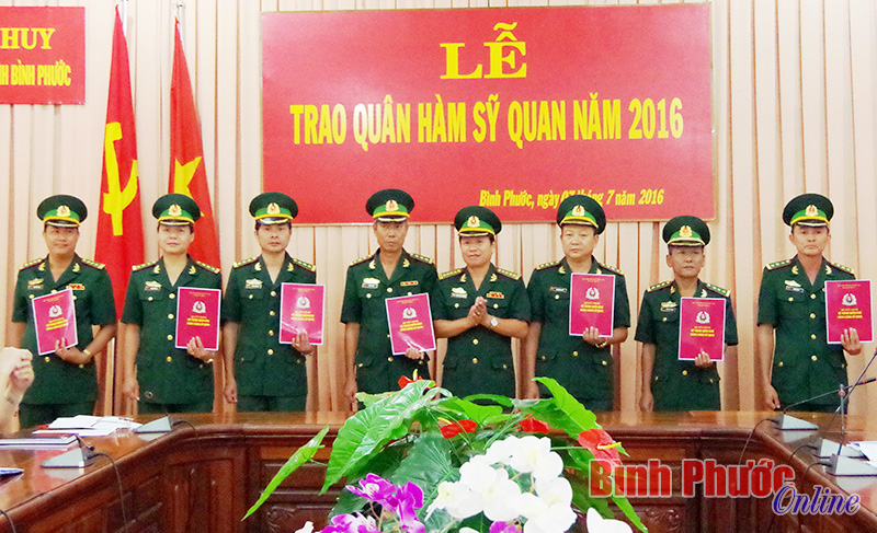 Bộ đội bi&ecirc;n ph&ograve;ng trao qu&acirc;n h&agrave;m sĩ quan cao cấp