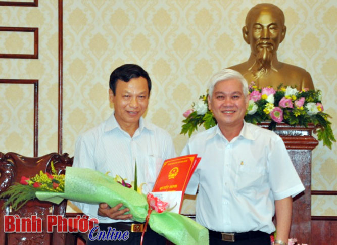 Trao quyết định nghỉ hưu cho &ocirc;ng B&ugrave;i Mạnh H&ugrave;ng, nguy&ecirc;n Ph&oacute; đo&agrave;n đại biểu Quốc hội tỉnh kh&oacute;a XIII