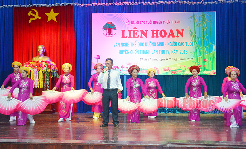 Chơn Th&agrave;nh: 300 người cao tuổi tham gia li&ecirc;n hoan văn nghệ - thể dục dưỡng sinh