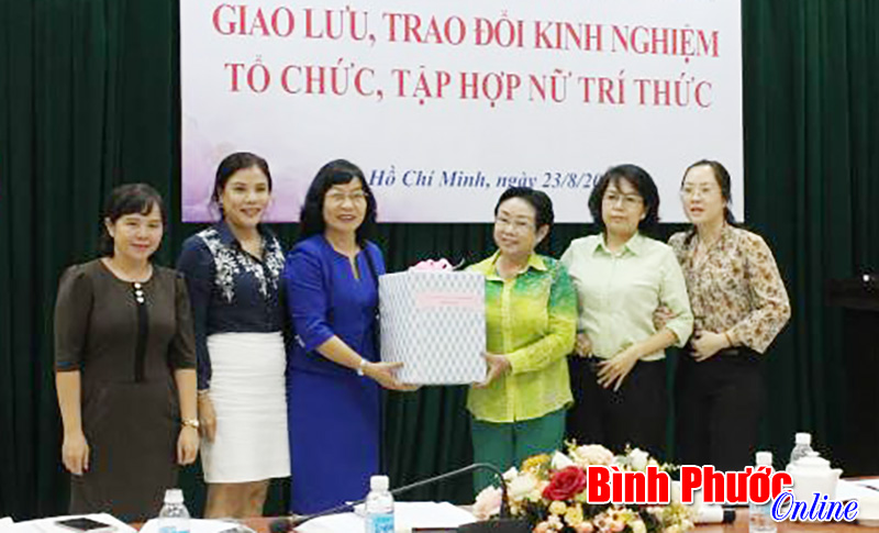 CLB Nữ trí thức tỉnh học tập kinh nghiệm tại thành phố Hồ Chí Minh