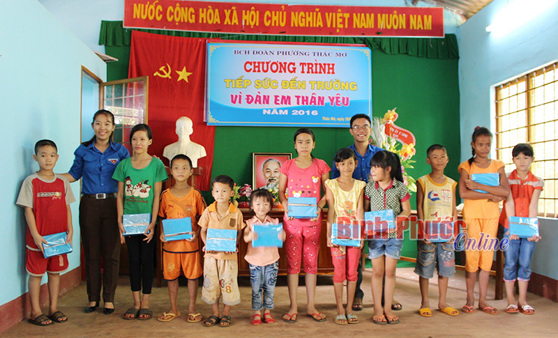 Sôi nổi hoạt động “Tiếp sức đến trường”