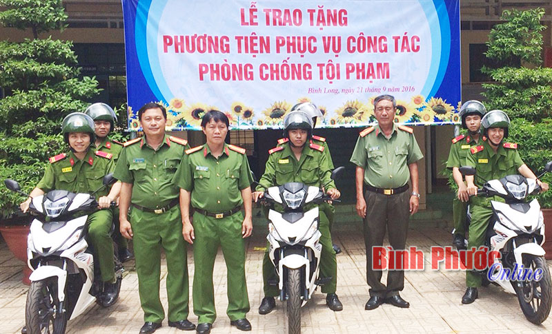 C&ocirc;ng an B&igrave;nh Long tiếp nhận phương tiện hỗ trợ ph&ograve;ng, chống tội phạm