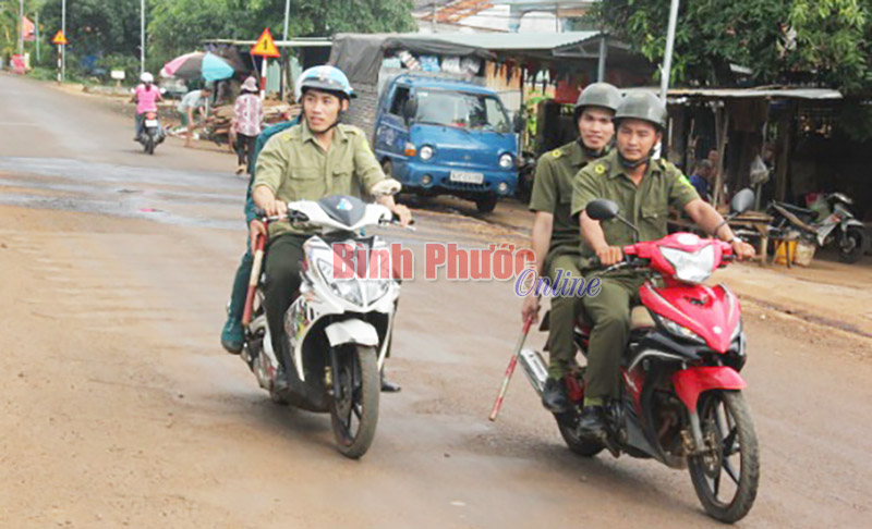 Công an xã giữ gìn ATGT ở Phú Riềng