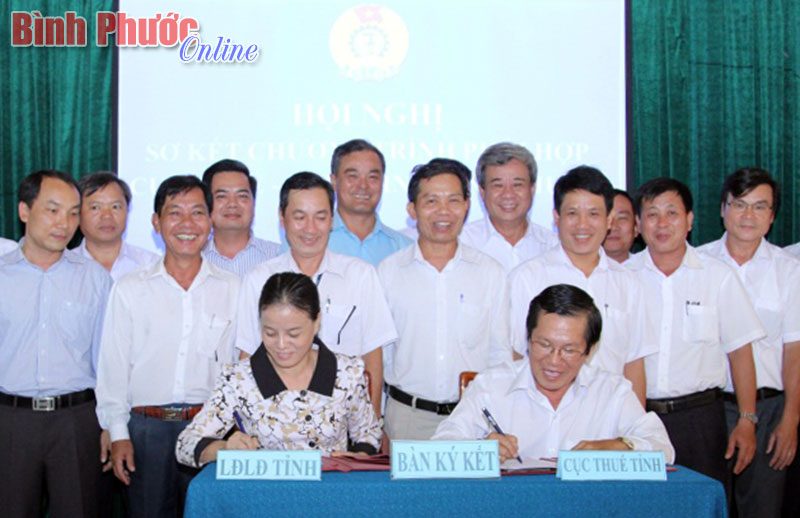 Cục Thuế v&agrave; LĐLĐ tỉnh k&yacute; kết chương tr&igrave;nh phối hợp mới