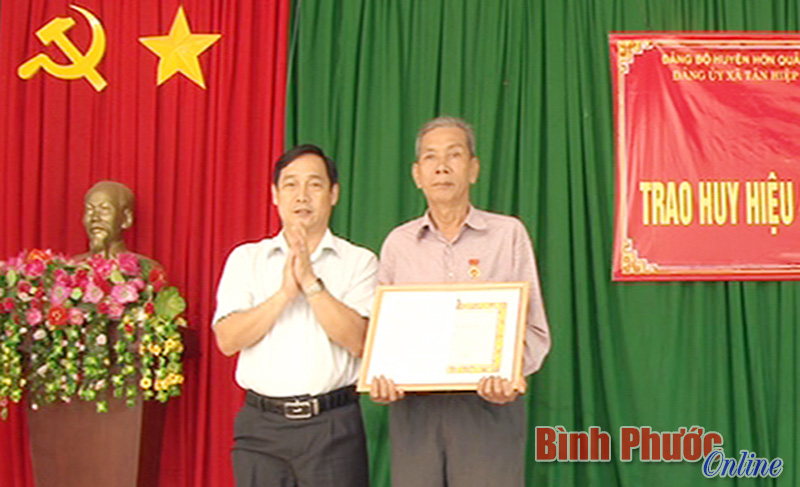 Đảng ủy x&atilde; T&acirc;n Hiệp trao Huy hiệu 40 năm tuổi đảng cho đảng vi&ecirc;n B&ugrave;i Văn Cường