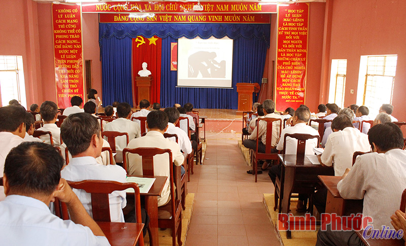 250 hội viên nông dân tham gia diễn đàn “Đàn ông đích thực nói không bạo lực với phụ nữ”