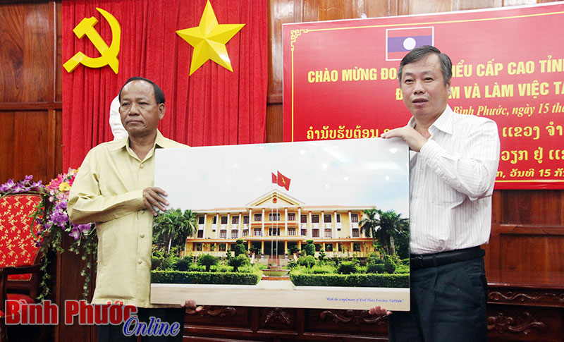 Đo&agrave;n đại biểu tỉnh Chămpasắk thăm v&agrave; l&agrave;m việc tại B&igrave;nh Phước    