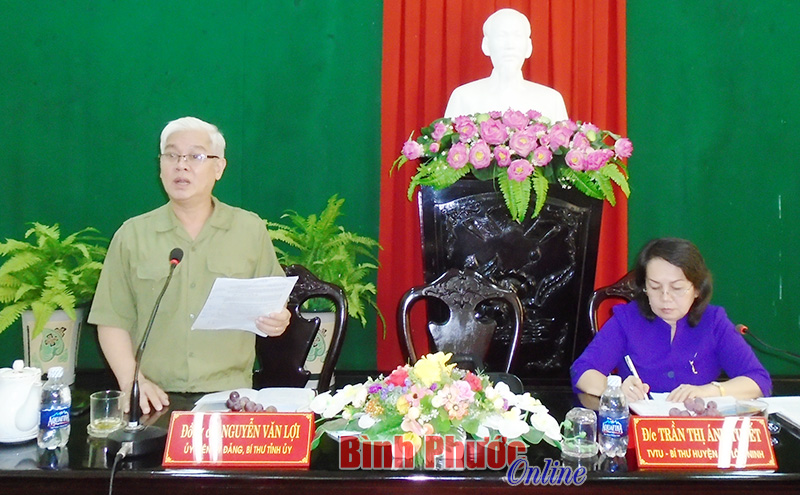 Đồng ch&iacute; B&iacute; thư tỉnh ủy Nguyễn Văn Lợi l&agrave;m việc với Thường trực Huyện ủy Lộc Ninh