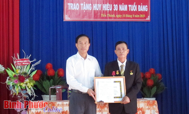 Đồng Xo&agrave;i: 19 đảng vi&ecirc;n được trao huy hiệu đảng đợt 2-9