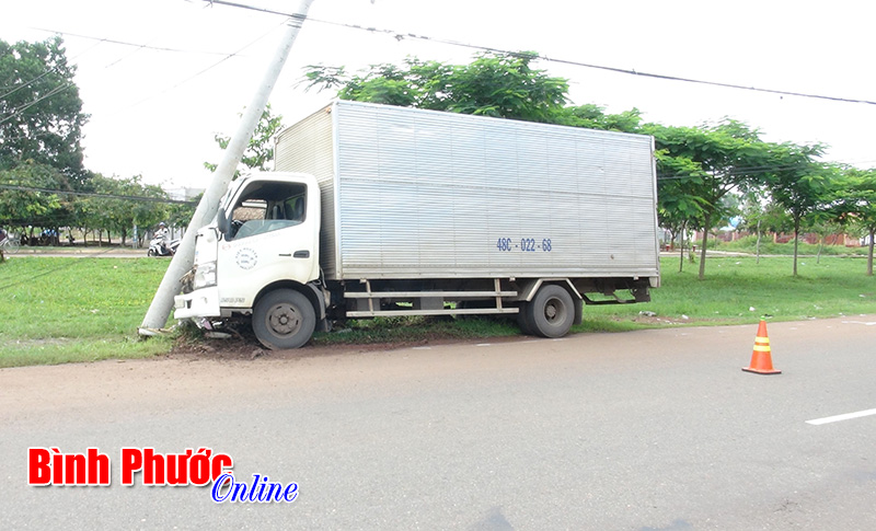 Xe tải mất lái tông gãy hai cột điện