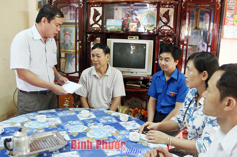 Ph&oacute; chủ tịch HĐND tỉnh Trần Ngọc Trai thăm, tặng qu&agrave; c&aacute;c gia đ&igrave;nh ch&iacute;nh s&aacute;ch